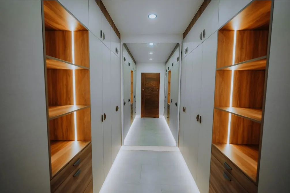 Pasillo de vestidor en nogal iluminado