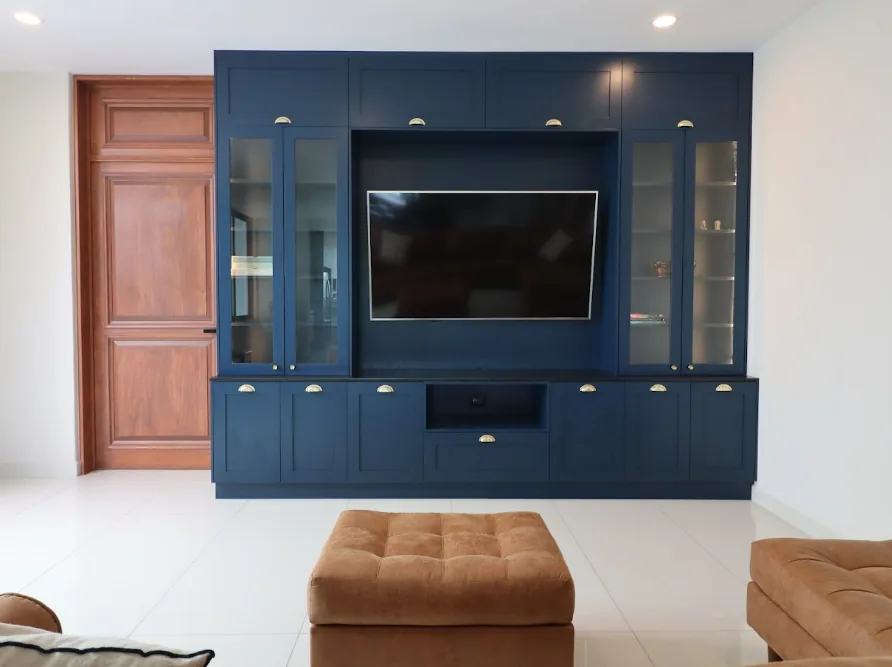 Mueble a la medida lacado en azul con vitrinas